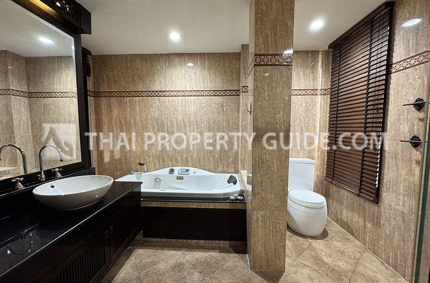 House with Private Pool in Phaholyothin 